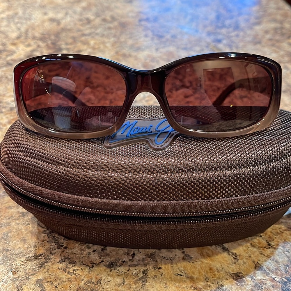 Maui Jim punch bowl sunglasses with case.